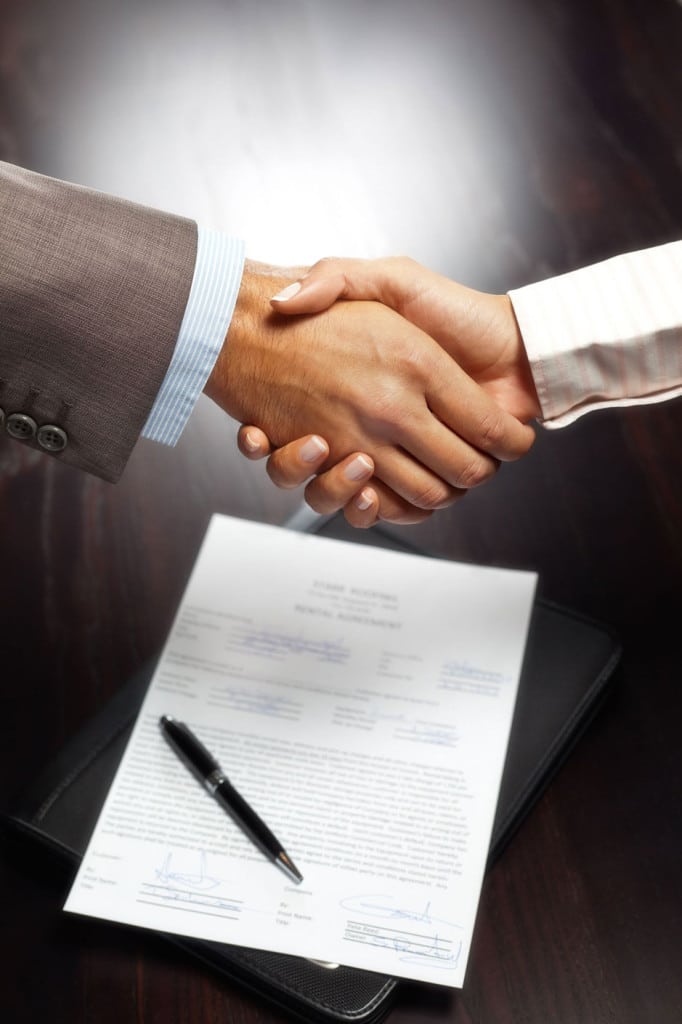 Le contrat de vente est parfait dès qu’on est d’accord sur la chose et le prix, quoique la chose n’ait pas encore été livrée ni le prix payé (article 1583 du Code civil).

En d’autres termes, ce qui forme la vente, notamment en matière immobilière, ce n’est pas le paiement du prix mais la simple rencontre des volontés.

Comment s’opère-t-elle ?