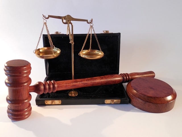 Les parties peuvent tenter de terminer ou prévenir une contestation en transigeant à l’amiable. L’article 2044 du Code civil dispose en effet que « la transaction est un contrat par lequel les parties terminent une contestation née, ou préviennent une contestation à naître ».