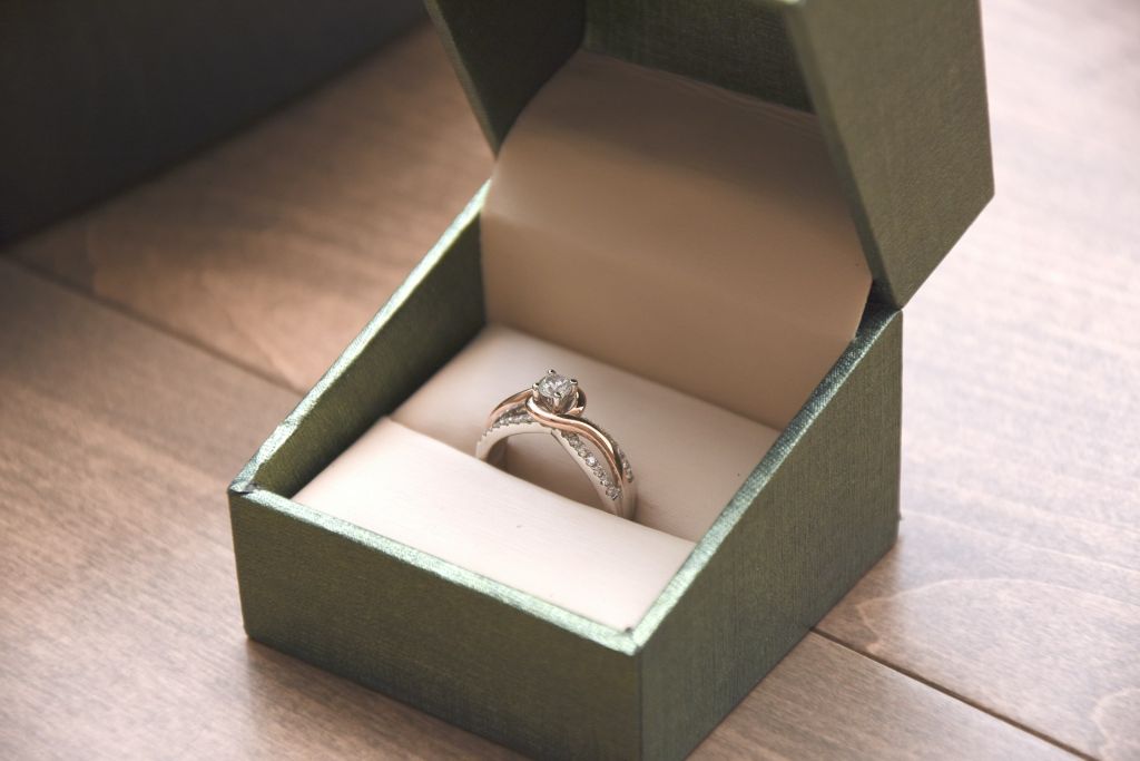 Au décès de leur mère, deux cohéritiers se disputent le sort d’une bague en diamant dénommée « Marguerite », issue de la succession maternelle.

Le frère soutient que sa sœur a dérobé les bijoux de leur mère au décès de celle-ci.