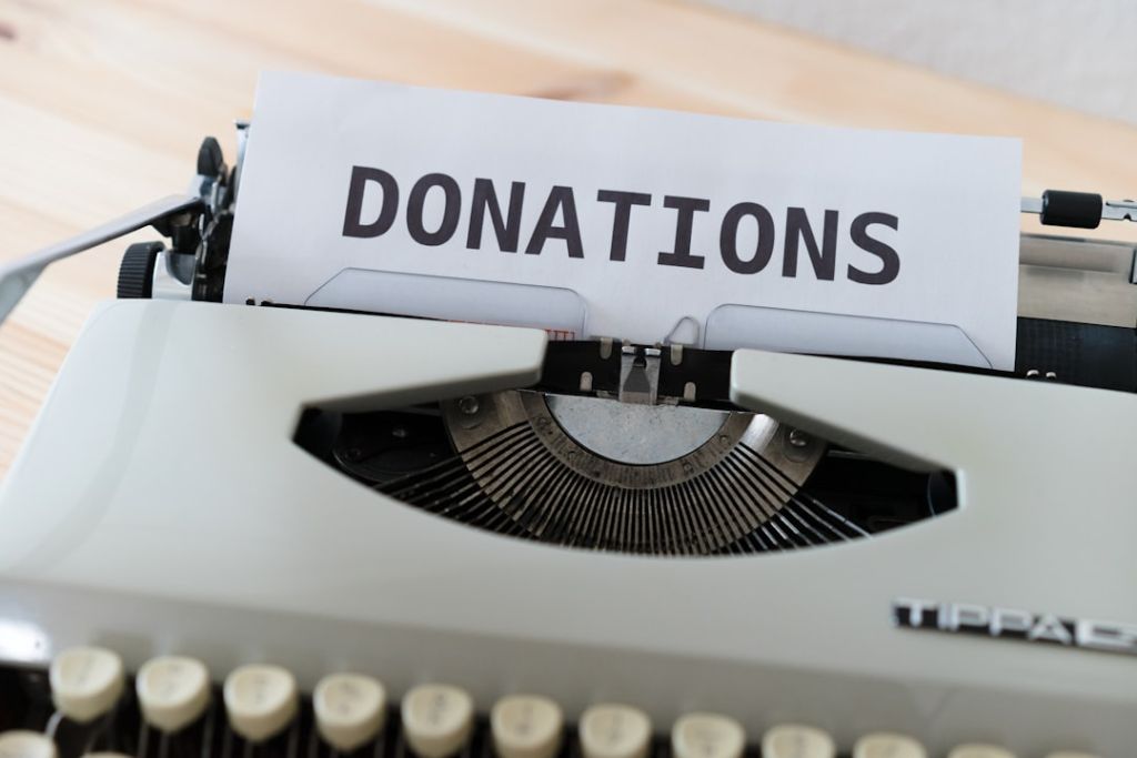 Trouver un avocat en droit des successions a close up of a typewriter with a donation sign on it