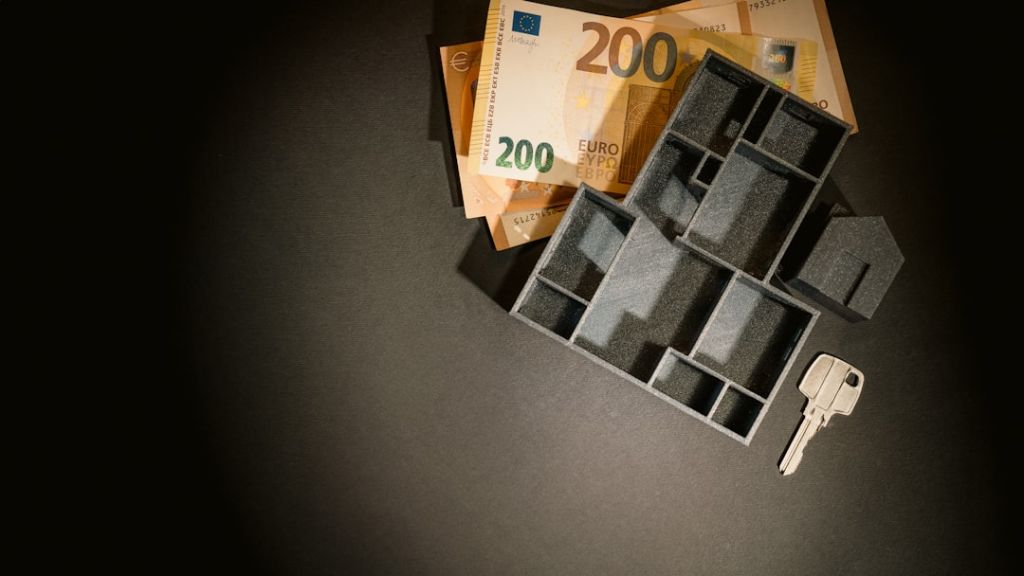 Trouver un avocat en droit des successions A bunch of keys sitting on top of a pile of money