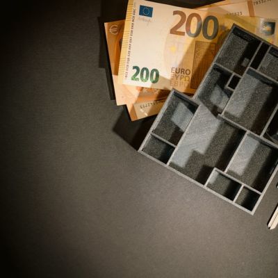 A bunch of keys sitting on top of a pile of money