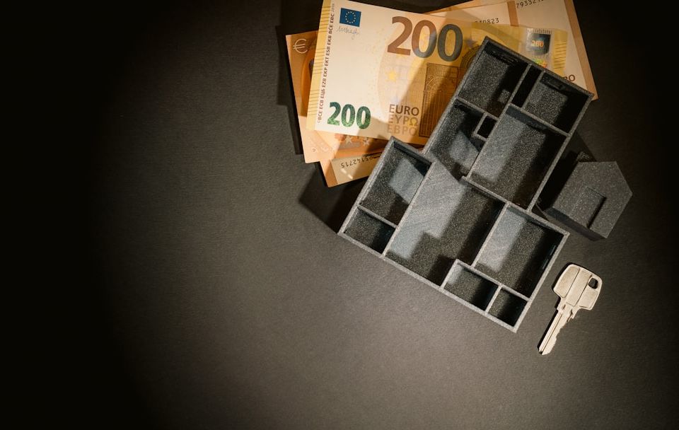 A bunch of keys sitting on top of a pile of money
