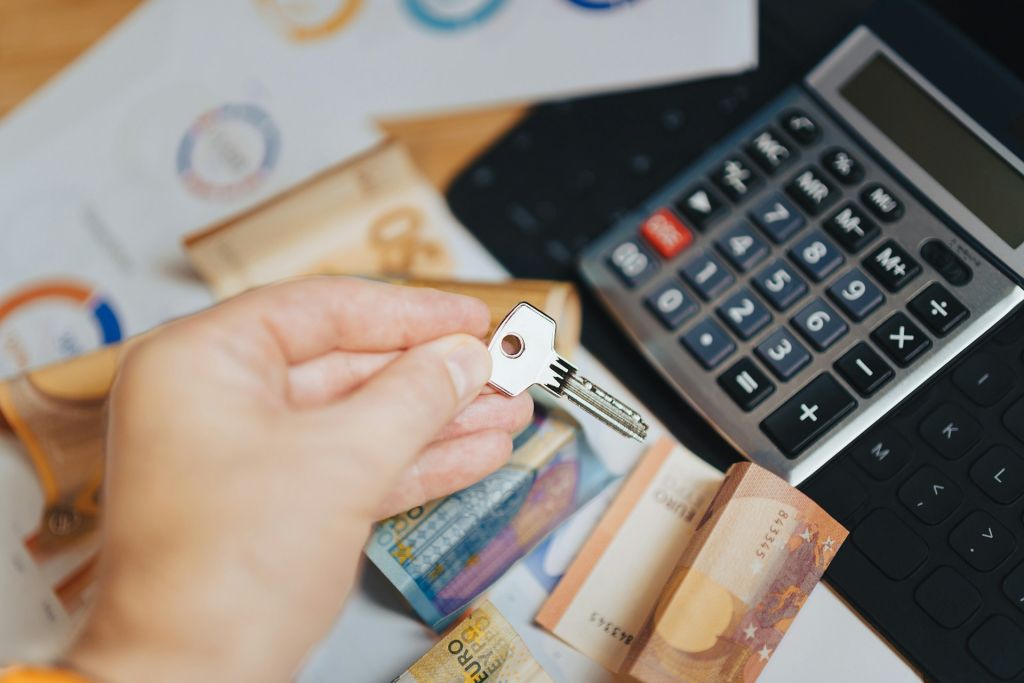 Trouver un avocat en droit des successions Le rachat de parts entre héritiers est l'une des solutions les plus utilisées pour sortir d'une indivision successorale sans vendre le bien. Grâce au mécanisme du partage avec soulte, un héritier peut conserver un bien immobilier ou un actif familial tout en compensant financièrement les autres ayants droit.